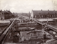 350708 Afbeelding van de werkzaamheden ten behoeve van de vernieuwing van de spoorbrug (draaibrug) over de Vecht te ...